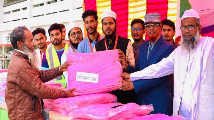 শেরপুরে শীতার্তদের মাঝে কম্বল বিতরণ করল আলোর পথের পথিক ফাউন্ডেশন